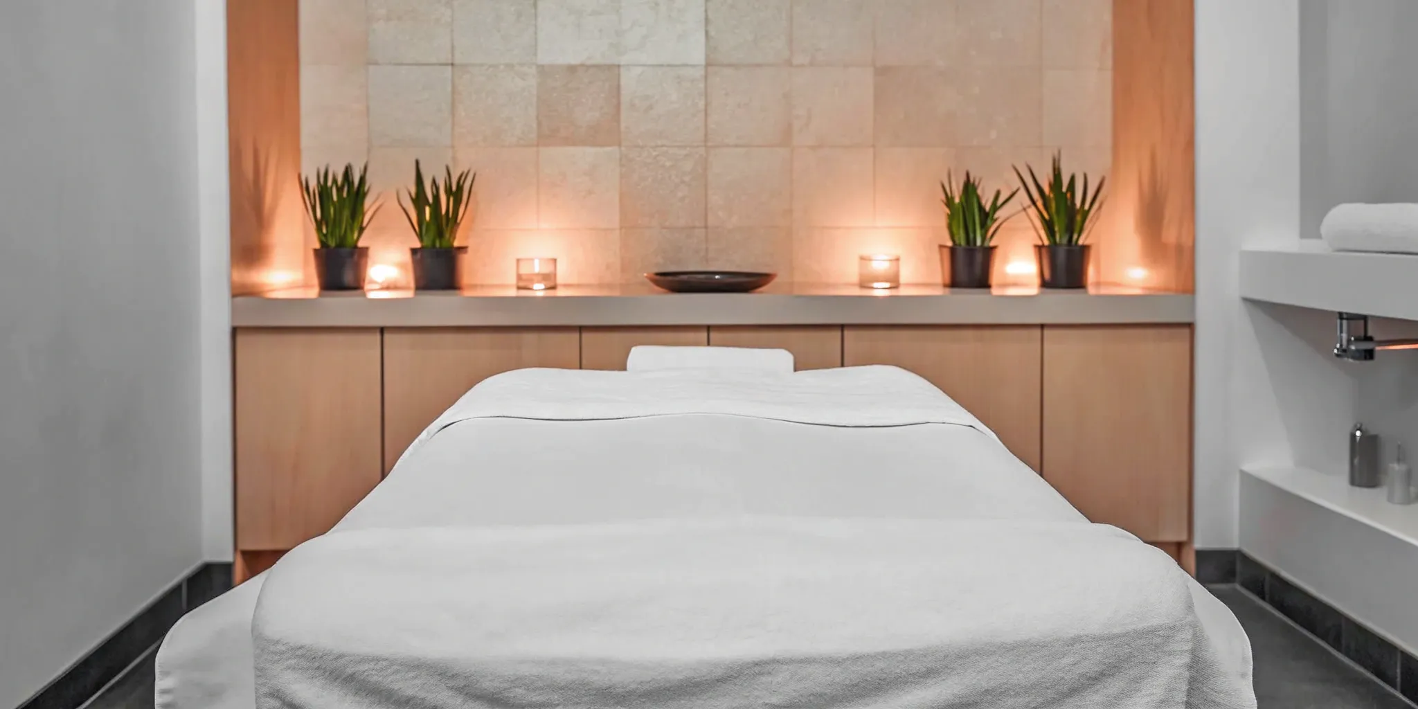 A calm, modern treatment room for a non-invasive fat reduction procedure.