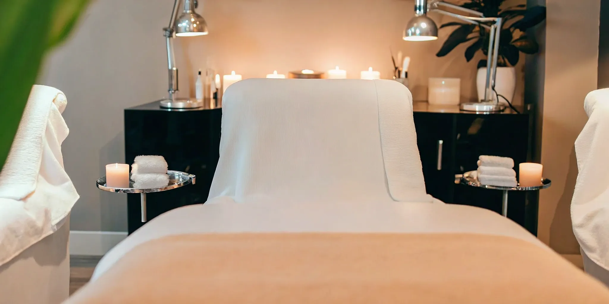 A professional body contouring treatment room, a key part of the overall procedure cost.