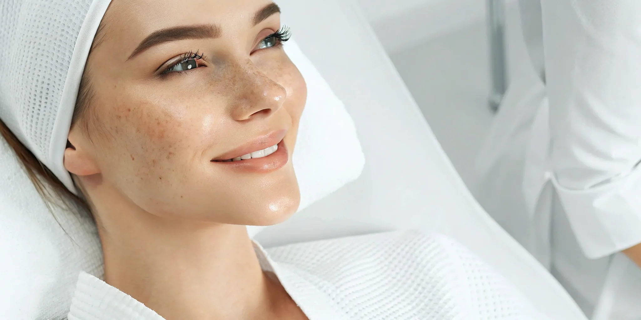 Woman receiving a microneedling treatment to minimize large pores.