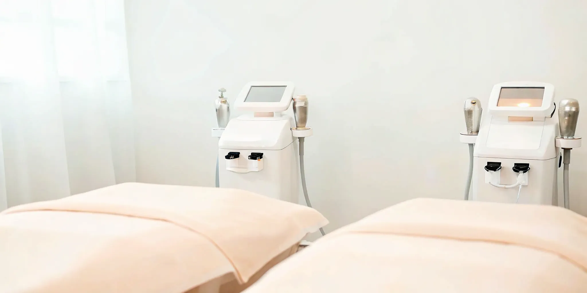 Medical spa treatment room with body contouring technology for non-surgical fat reduction